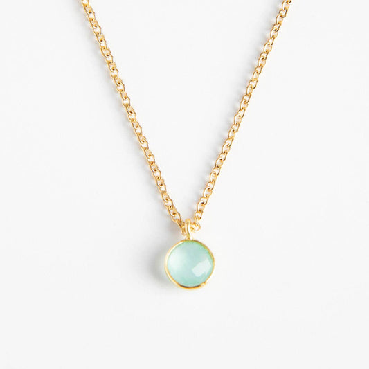 Collier doré Céleste REF 148 pour femme avec chaîne fine en maille forçat et pendentif rond serti clos couleur bleu aigue-marine pastel facettée.