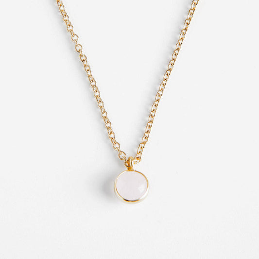 Collier doré Céleste REF 145 pour femme avec chaîne fine en maille forçat et pendentif rond serti clos couleur blanc laiteux opalin facettée.