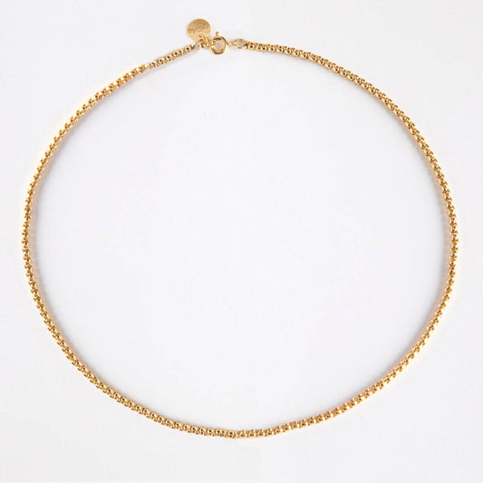 Collier ras de cou Palermo REF 149 pour femme en maille ronde texturée dorée brillante avec fermoir à ressort et mini médaille ronde gravée.