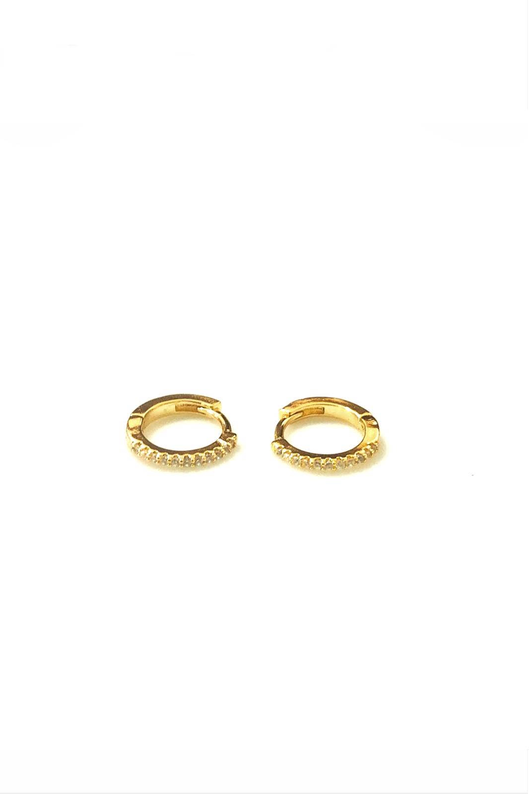 Paire de petites boucles d'oreilles créoles de type huggies en acier doré, présentant un fin pavage d'oxydes de zirconium transparents et blancs brillants, affichées sur fond blanc.