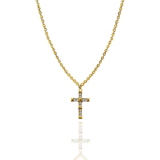 Collier avec chaîne en maille jante dorée et pendentif en forme de croix ouvragée, sertie de cristaux blancs brillants, présenté de face avec son reflet sur fond blanc épuré.