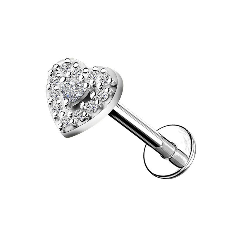 Piercing labret à fond plat argenté en acier chirurgical avec une tête en forme de cœur sertie de strass brillants.
