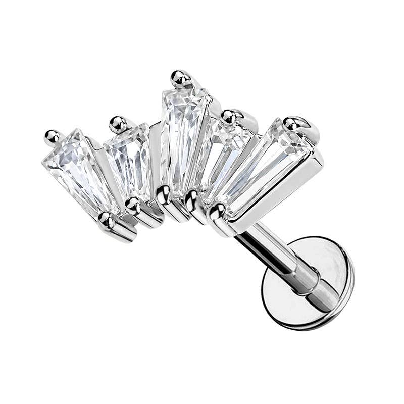 Piercing labret d'oreille argenté en acier chirurgical avec un motif géométrique en éventail composé de strass taille baguette.