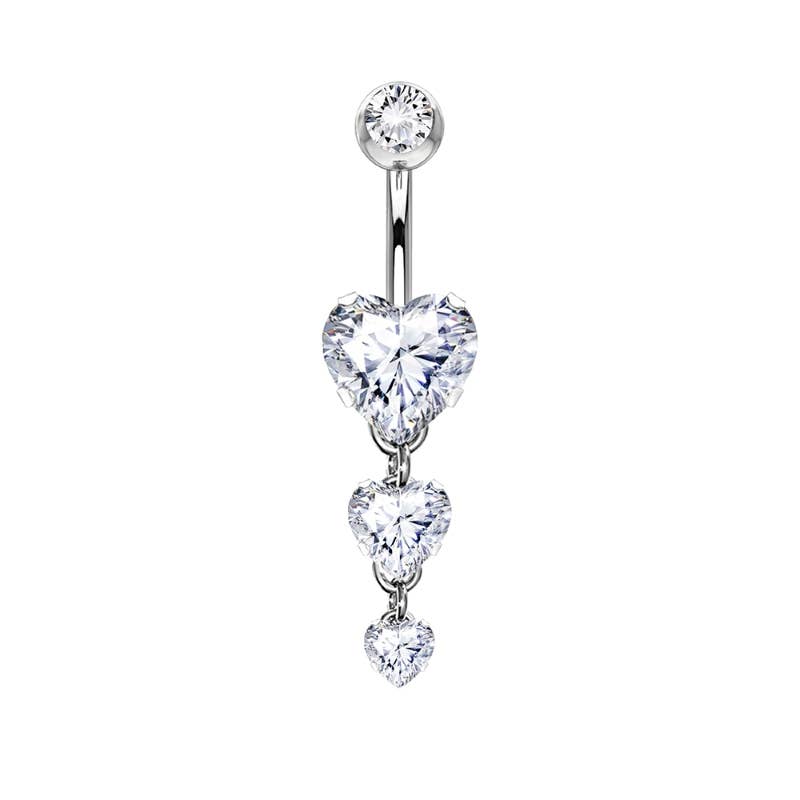 Piercing de nombril argenté de type banane avec un strass blanc supérieur et un pendentif composé de trois cristaux transparents en forme de cœurs en cascade, sur fond blanc.