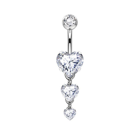 Piercing de nombril argenté de type banane avec un strass blanc supérieur et un pendentif composé de trois cristaux transparents en forme de cœurs en cascade, sur fond blanc.