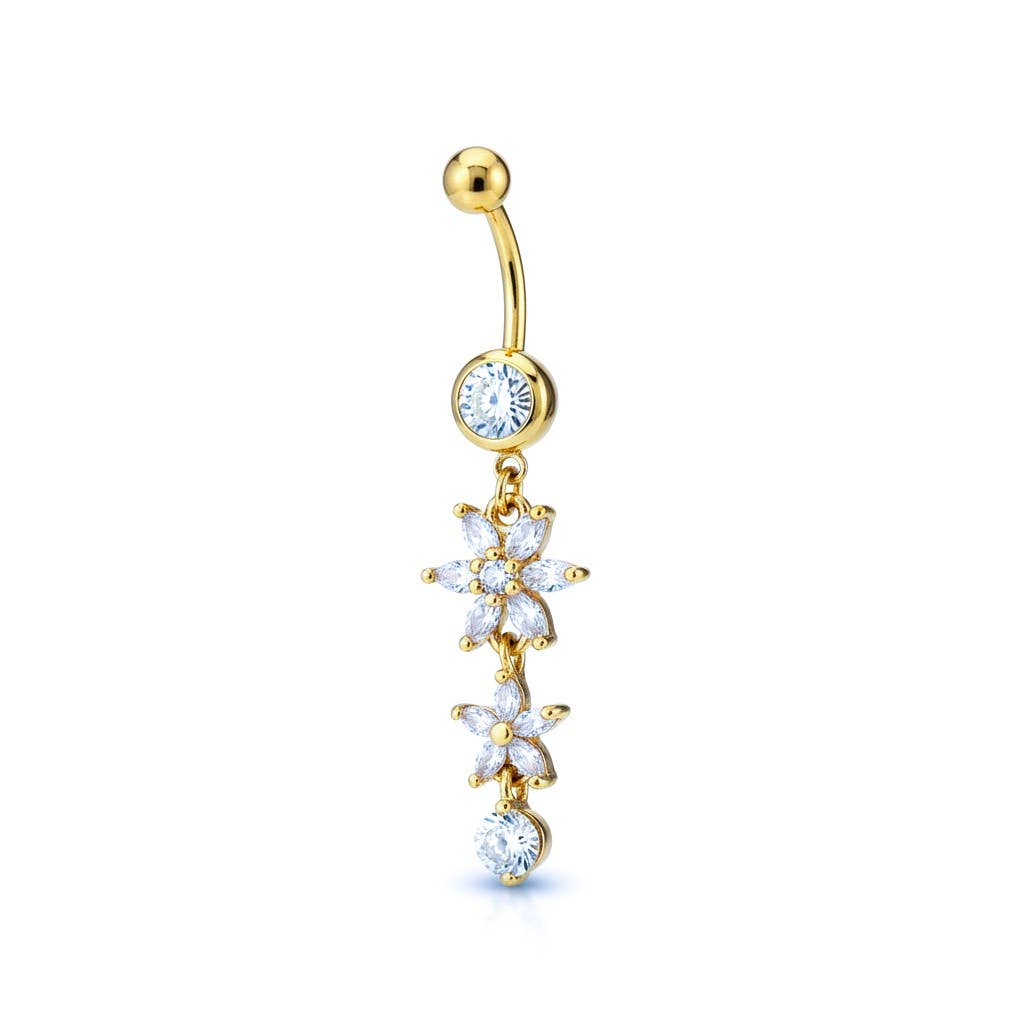 Piercing de nombril pendant en acier inoxydable doré, doté d'une tige courbée à bille et d'une cascade verticale articulée composée de deux fleurs en cristaux de zirconium taillés en navette et de deux strass ronds scintillants, sur fond blanc.