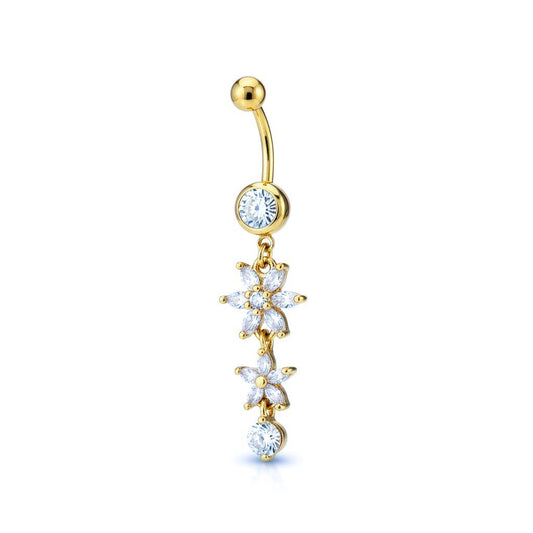 Piercing de nombril pendant en acier inoxydable doré, doté d'une tige courbée à bille et d'une cascade verticale articulée composée de deux fleurs en cristaux de zirconium taillés en navette et de deux strass ronds scintillants, sur fond blanc.