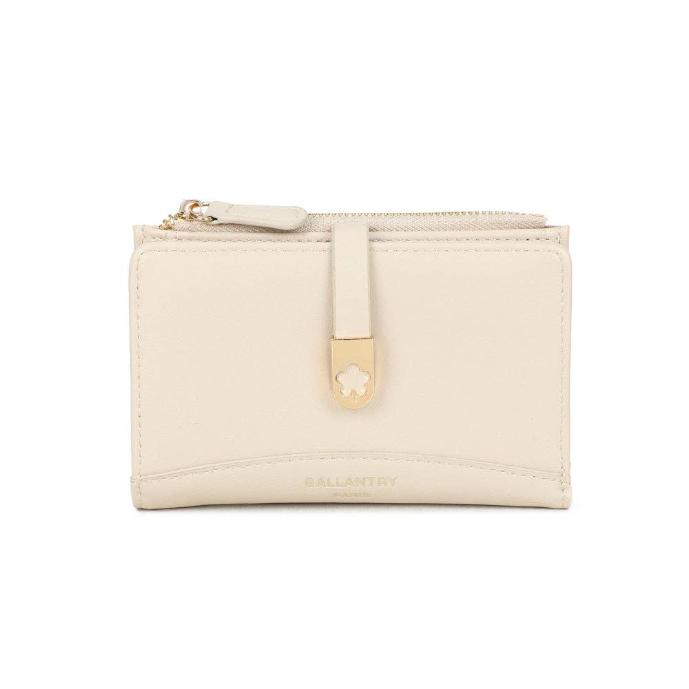 Portefeuille minimaliste Ruby de couleur beige crème clair (REF 29), présentant son design horizontal compact avec sa languette décorative en métal doré et sa fermeture à glissière supérieure, isolé sur fond blanc.