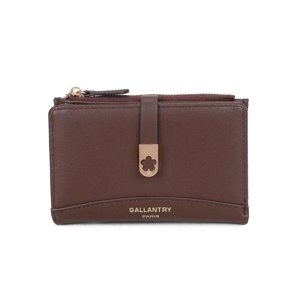 Portefeuille plat de couleur marron café foncé Ruby (REF 30) vu de face, montrant sa texture en simili cuir lisse, sa sangle centrale décorative avec son fermoir doré fleur et le logo Gallantry Paris doré sur fond blanc.
