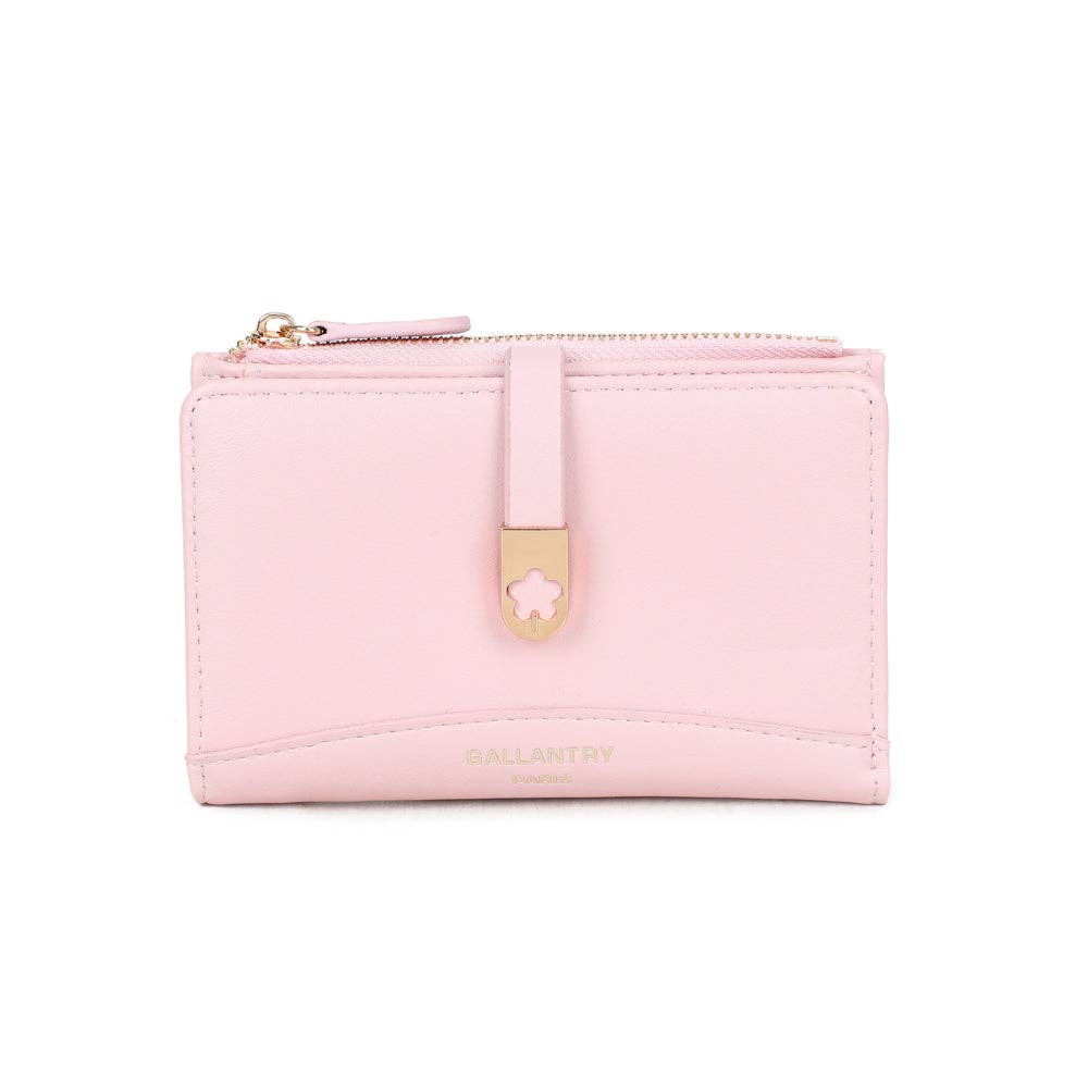 Petit portefeuille féminin Ruby couleur rose poudré doux (REF 28), affichant ses finitions dorées brillantes, son bouton-pression de sangle et son rabat en similicuir lisse Gallantry Paris, sur fond blanc.