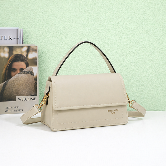 Sac à main rigide Rosino REF 140 couleur beige crème avec poignée supérieure, bandoulière amovible et inscription dorée Ballantry Paris.