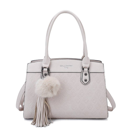 Sac à main Le Diane en similicuir beige crémeux à relief géométrique et pompon REF 295.