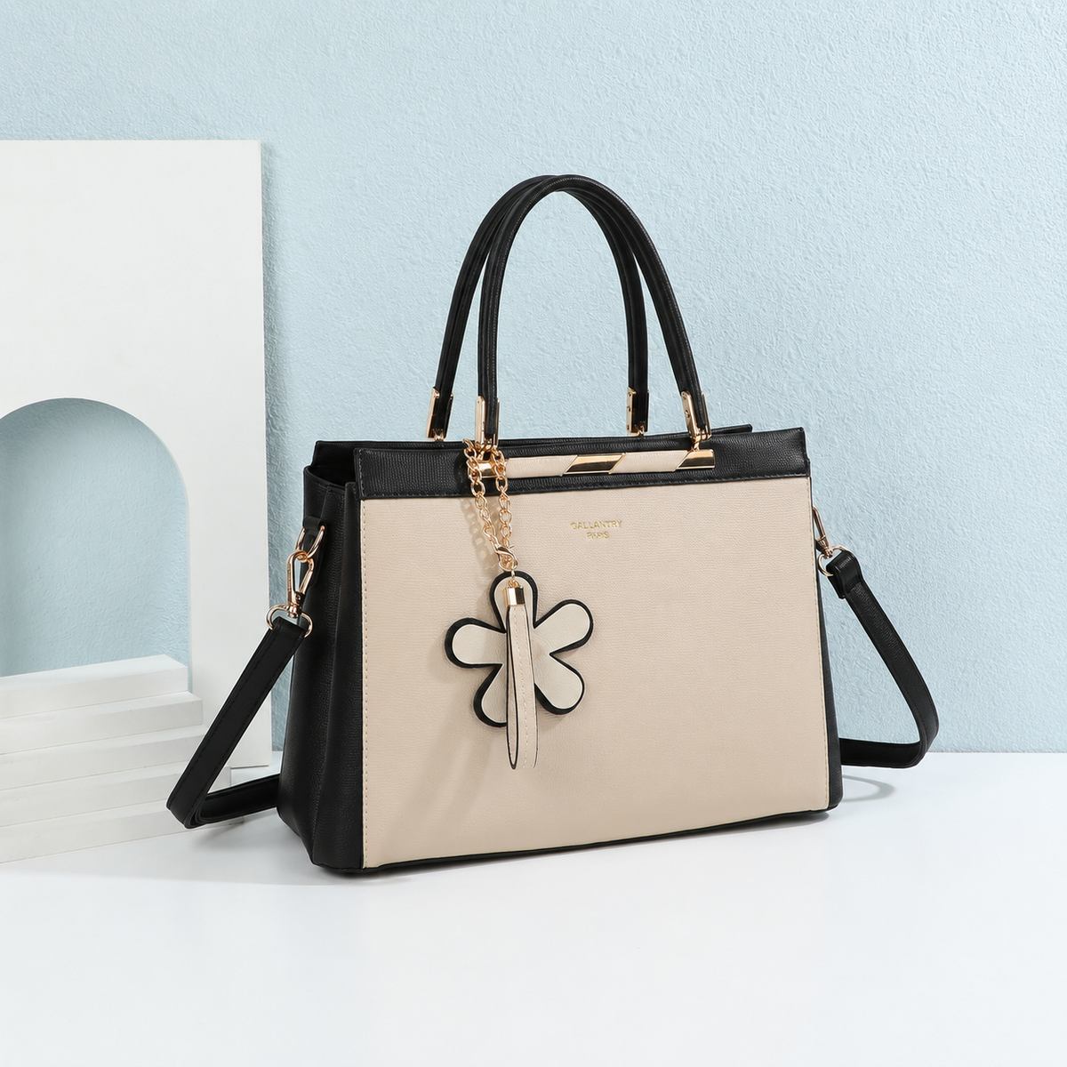 Sac à main bicolore Ismérie en similicuir noir et beige crème avec bijou de sac fleur REF 317