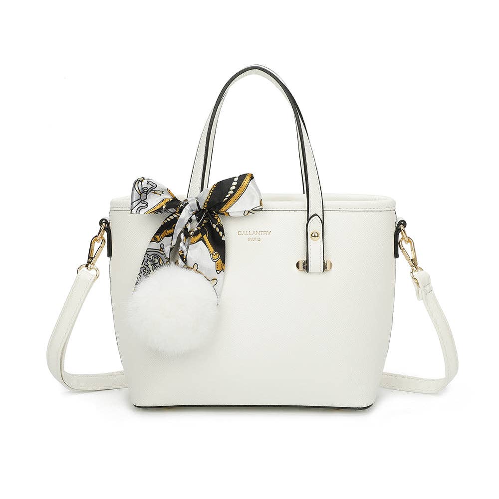 Sac à main structuré Amélis REF 118 couleur blanc pur vu de face avec accessoires de décoration et bandoulière fine.