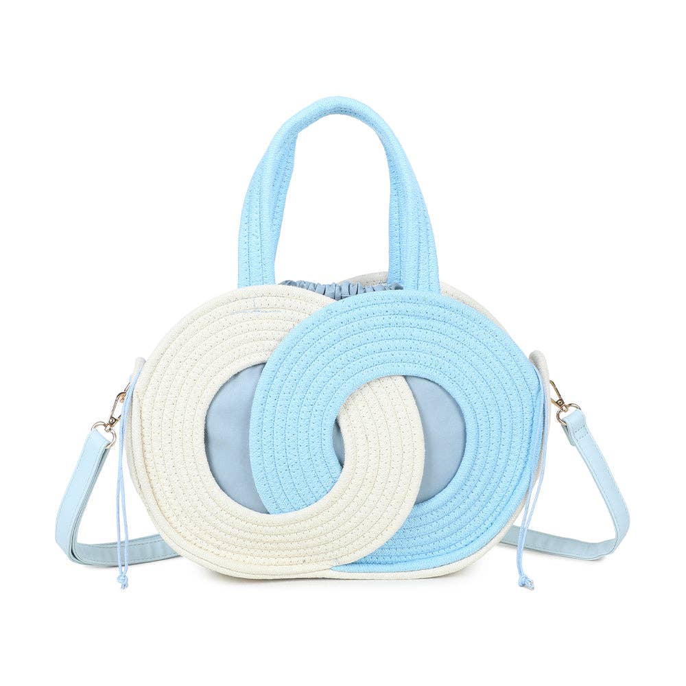 Sac à main d'été Orélya bleu ciel et blanc cassé (REF 39), affichant un motif géométrique d'anneaux entrelacés en corde de coton, un pochon intérieur bleu et des mousquetons dorés, sur fond blanc.