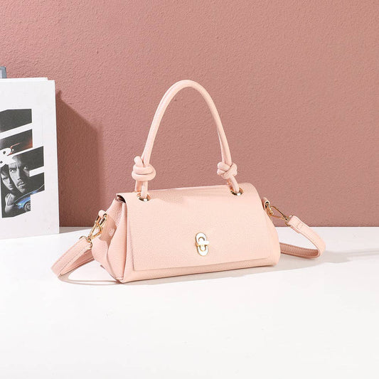 Sac à main baguette Orlina REF 137 couleur rose poudré nude en similicuir grainé avec anse à nœuds, bandoulière amovible et fermoir pivotant doré.