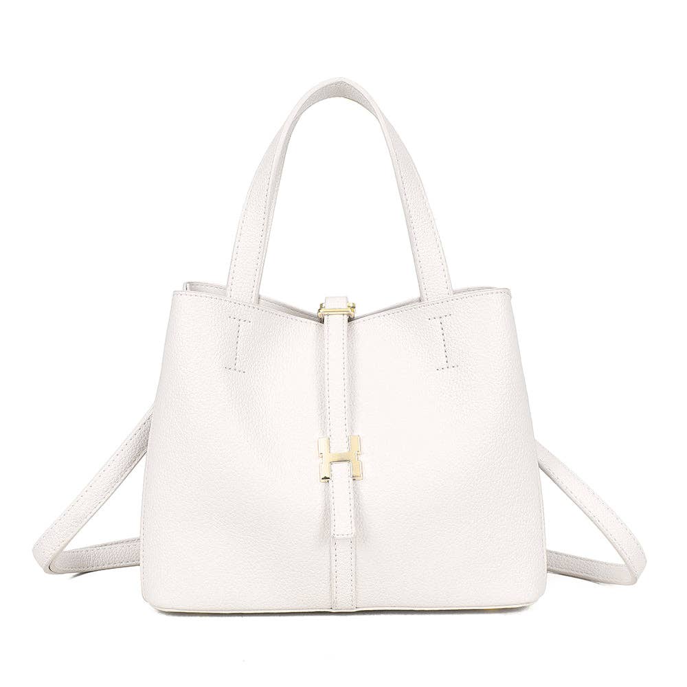 Sac à main cabas seau Alba couleur blanc craie (REF 2) affichant son design minimaliste et sa languette à boucle rectangulaire dorée en H, isolé sur fond blanc.
