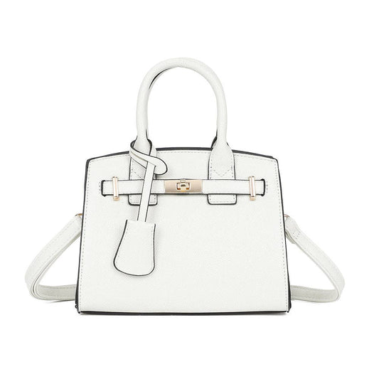 Sac à main rigide Giulia couleur blanc pur (REF 25), texture grainée de style saffiano avec contours soulignés de noir. Présente deux poignées, une bandoulière, une sangle frontale avec un fermoir rotatif en métal doré et une clochette décorative suspendue, vue de face sur fond blanc.