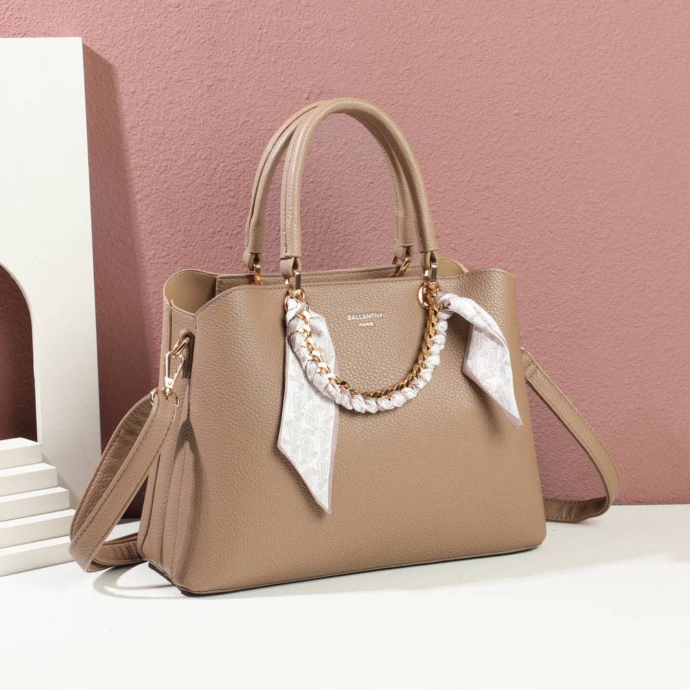Sac à main Le Néroli en similicuir taupe avec chaîne dorée entrelacée d'un foulard REF 293.