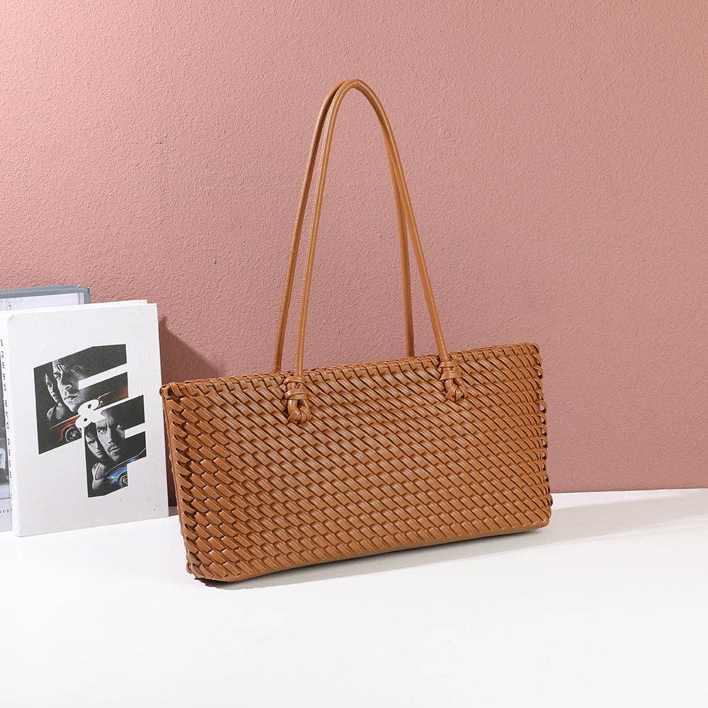 Sac à main en similicuir tressé Bréva REF 123 couleur marron camel vu de trois quarts sur fond beige.