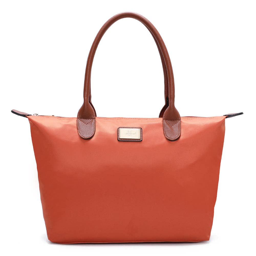Grand sac cabas souple La Balade en nylon orange clair (REF 24), doté de deux grandes anses pour porté épaule en similicuir marron camel et d'une plaque dorée Gallantry Paris au centre, sur fond blanc.