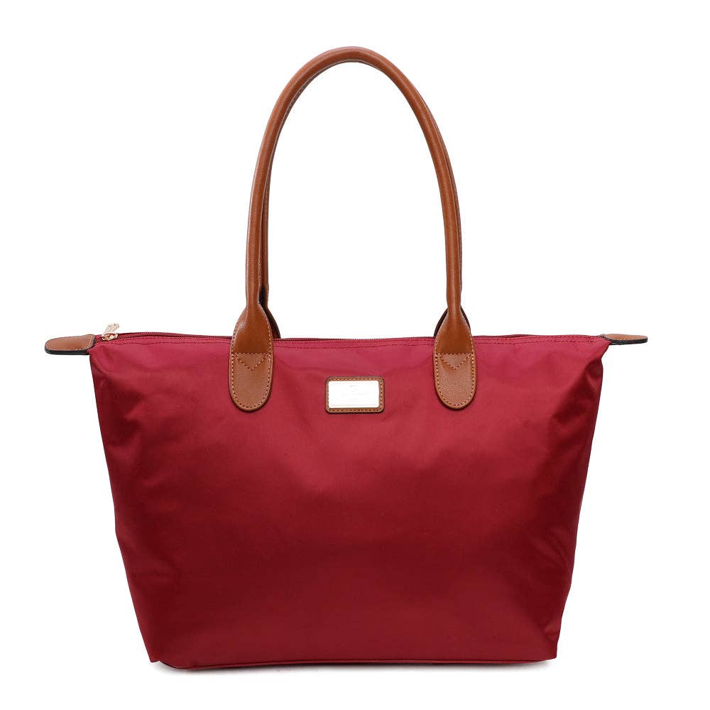 Grand sac d'épaule La Balade en toile nylon rouge bordeaux (REF 21), de forme trapèze avec fermeture zippée dorée supérieure et finitions marron, sur fond blanc.