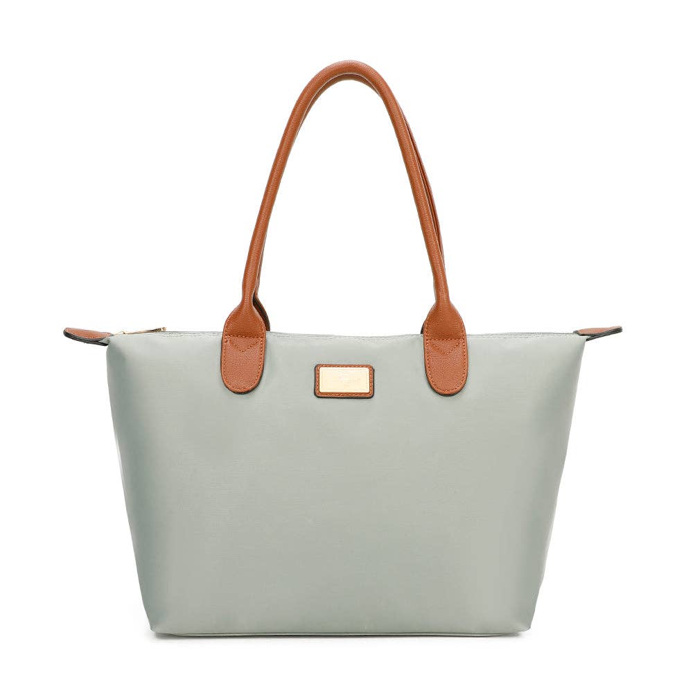 Grand sac à main d'épaule La Balade medium en toile gris clair (REF 16), design épuré avec anses contrastées marron et écusson métallique brillant, sur fond blanc.