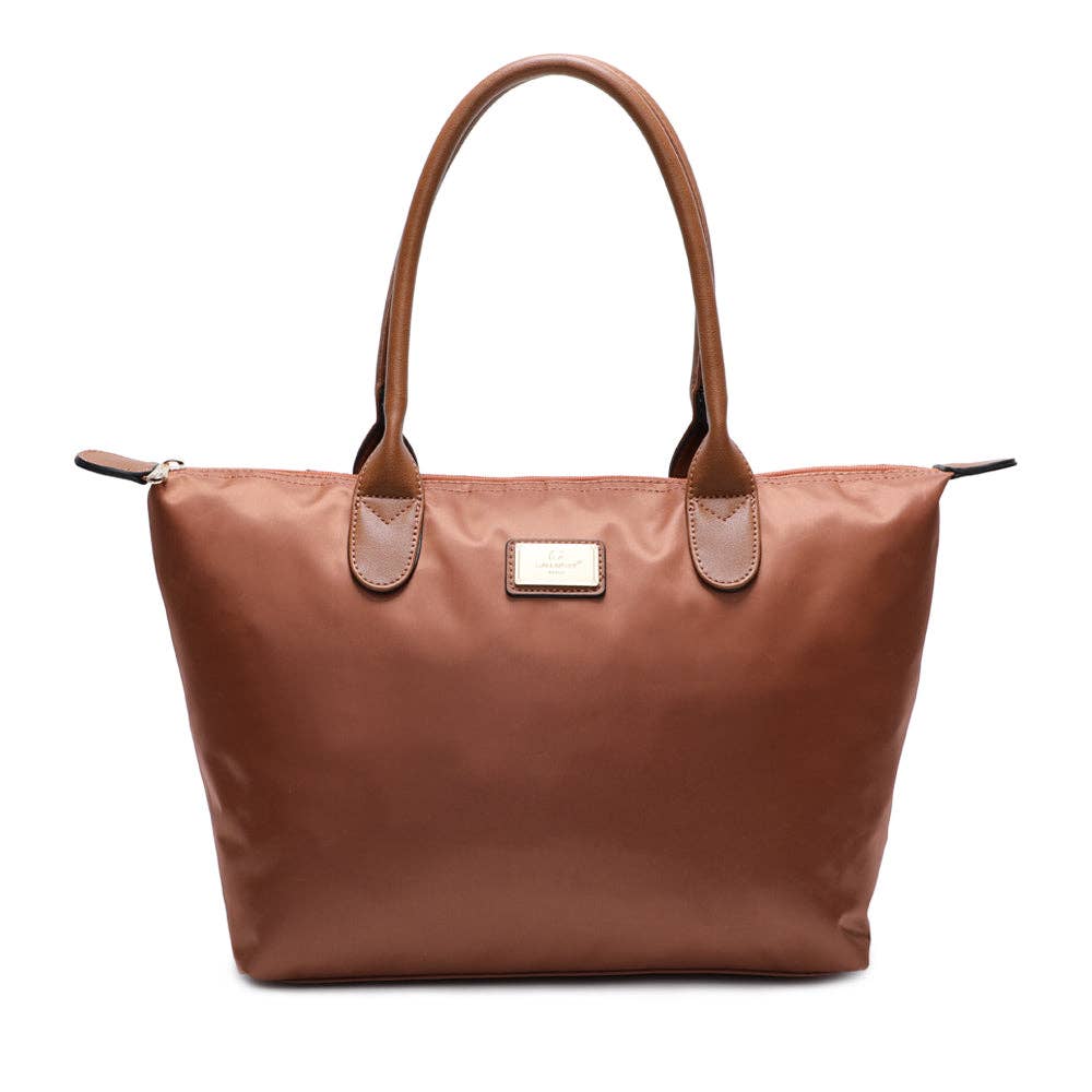 Sac cabas trapèze moyen La Balade en nylon marron glacé (REF 18), affichant ses anses en similicuir camel assorties et sa fermeture à glissière sur le dessus, sur fond blanc.