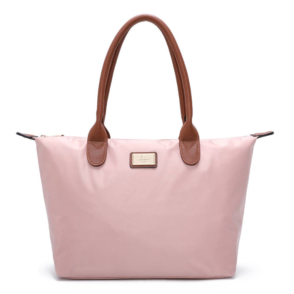 Sac à main cabas La Balade de taille moyenne couleur rose clair poudré (REF 14) en nylon imperméable, avec finitions camel et plaque dorée Gallantry Paris, sur fond blanc.