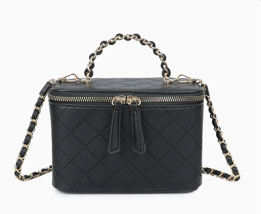 Sac à main rigide de style vanity case en cuir noir matelassé avec double fermeture éclair dorée, une poignée supérieure et une bandoulière en chaîne dorée entrelacée de cuir, isolé sur fond blanc.